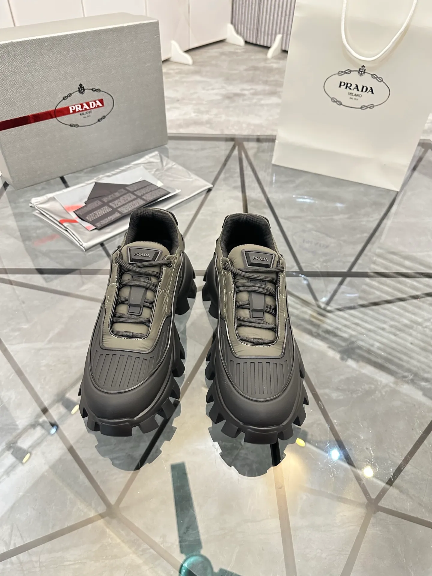 Men's shoes: 💰P540¥ High-end top quality Product trademark: Prada *"Prada*" low-top casual shoes Regular size: 38-45 (can be customized to 46) Product materials: imported breathable fly weave upper, professional glue-making process, breathable lining, cowhide foot pads, original ultra-light foam outsole. No.: 001